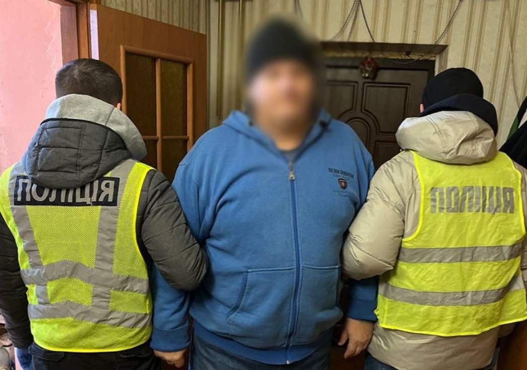 У столиці група осіб напала та пограбувала підприємця