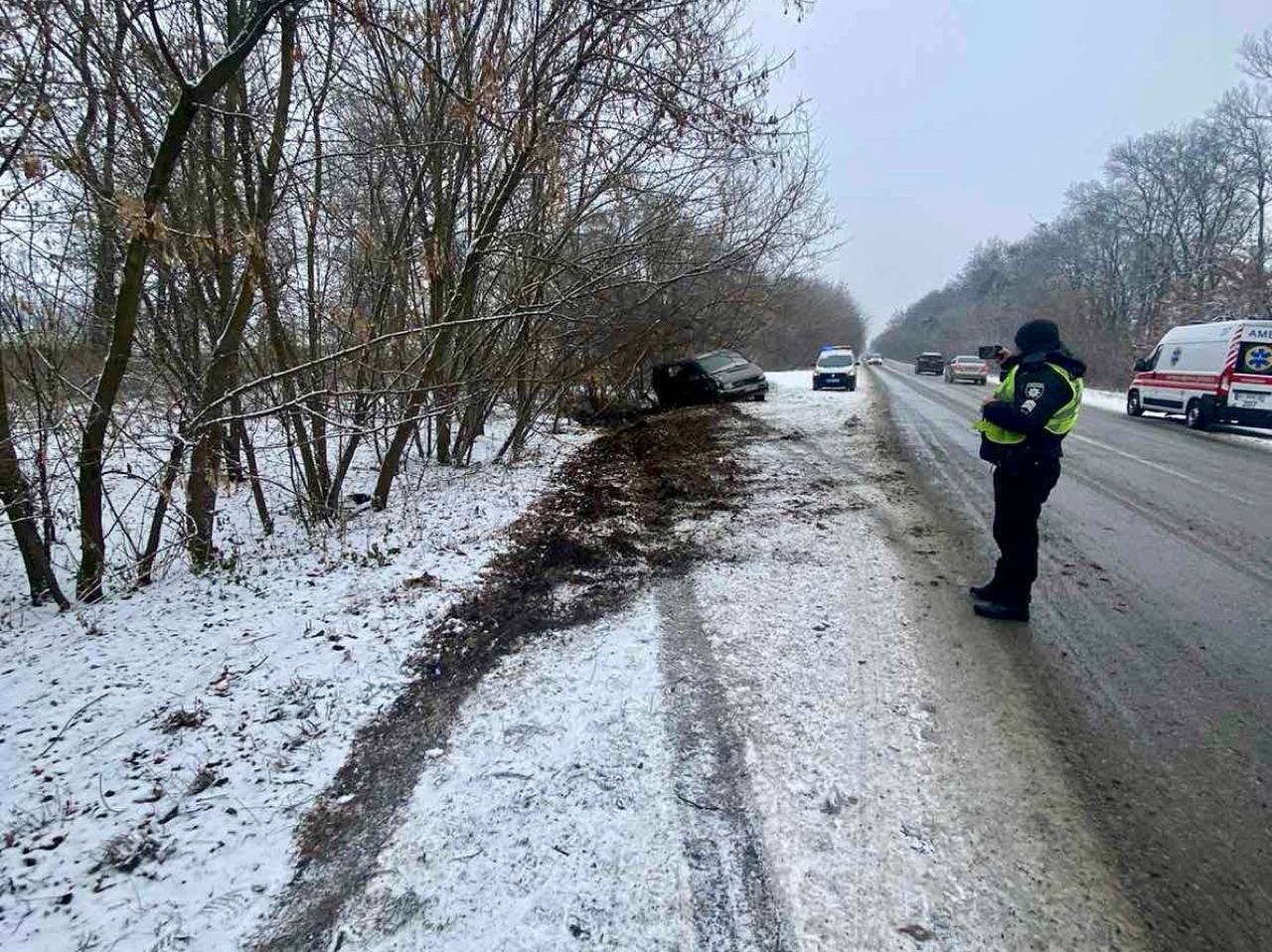 На Білоцерківщині водій мінівена зʼїхав у кювет