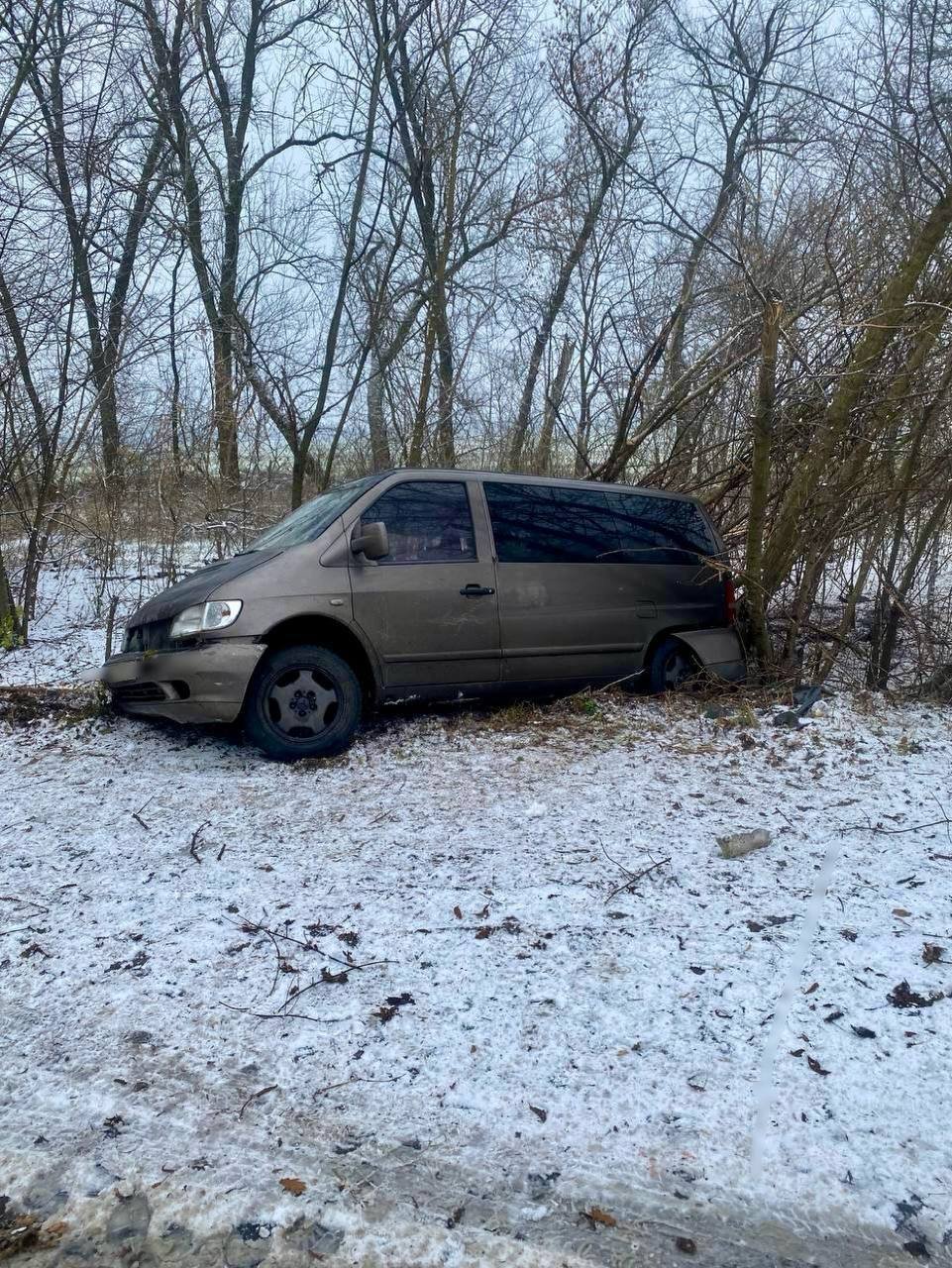 На Білоцерківщині водій мінівена зʼїхав у кювет