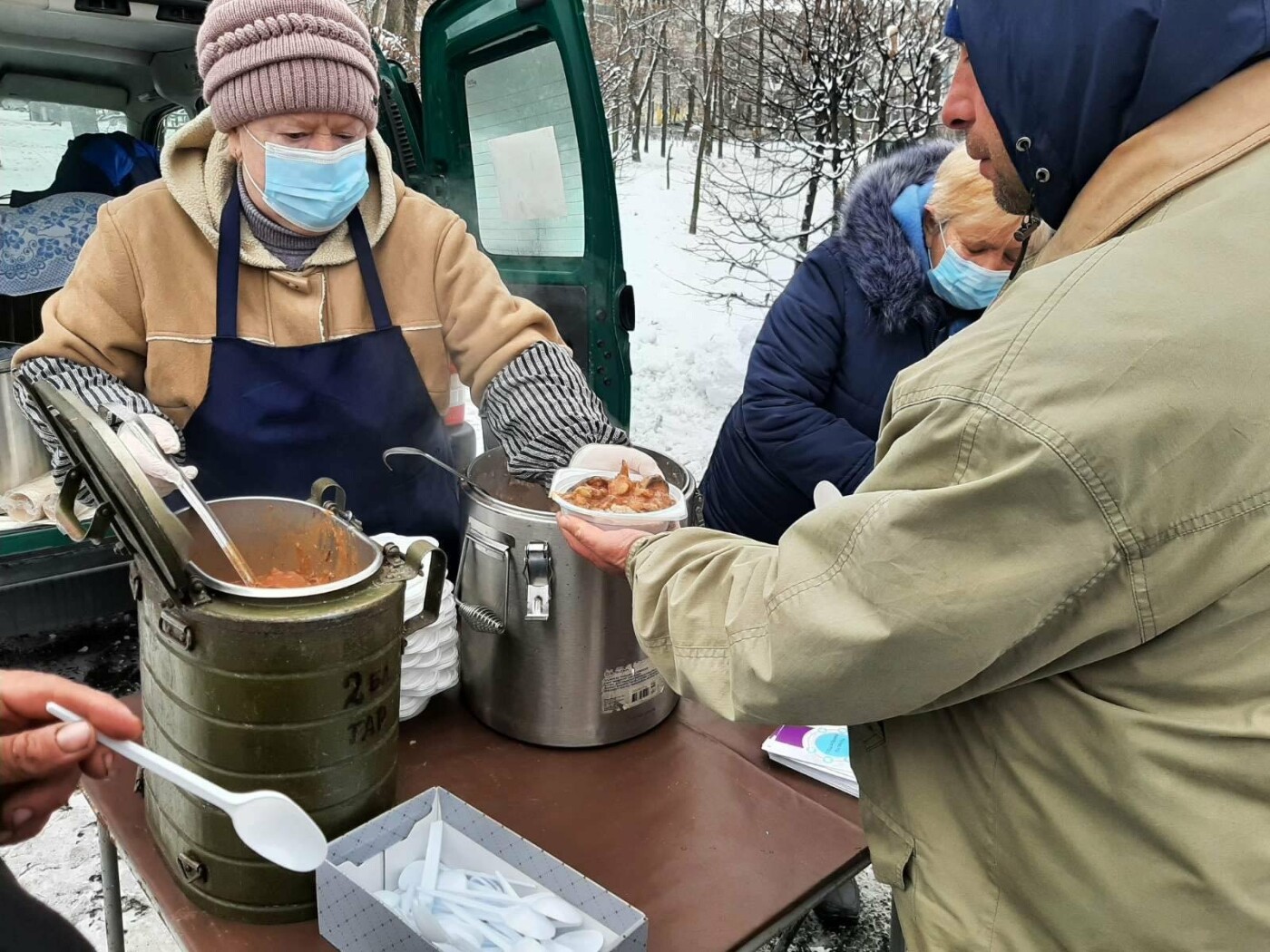 Соціальним патруль допомагає бездомним