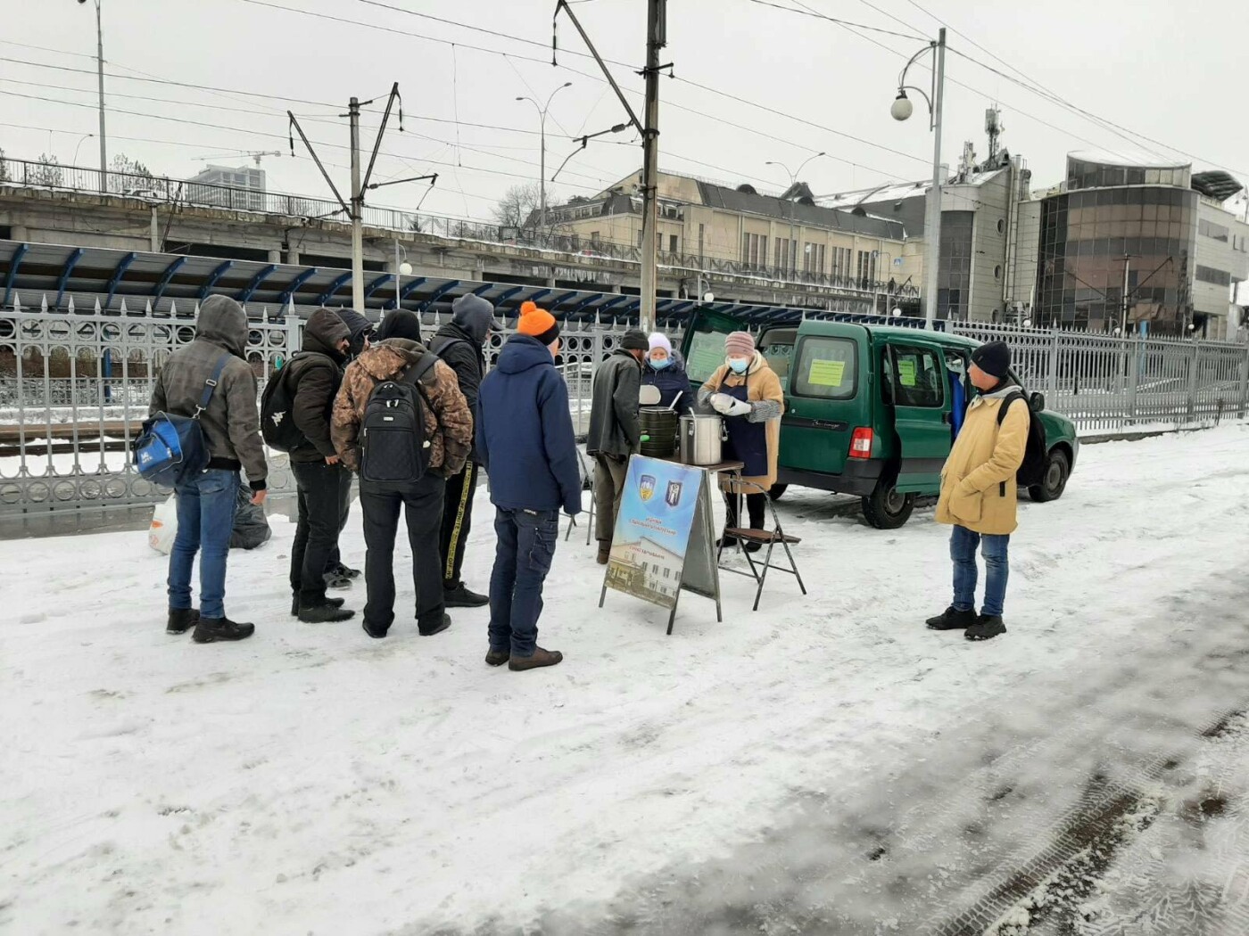 Соціальним патруль допомагає бездомним