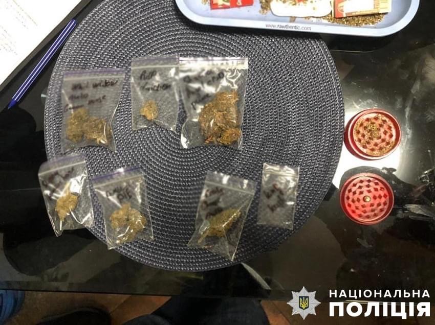 У столиці затримали чоловіка у парку з наркотиками