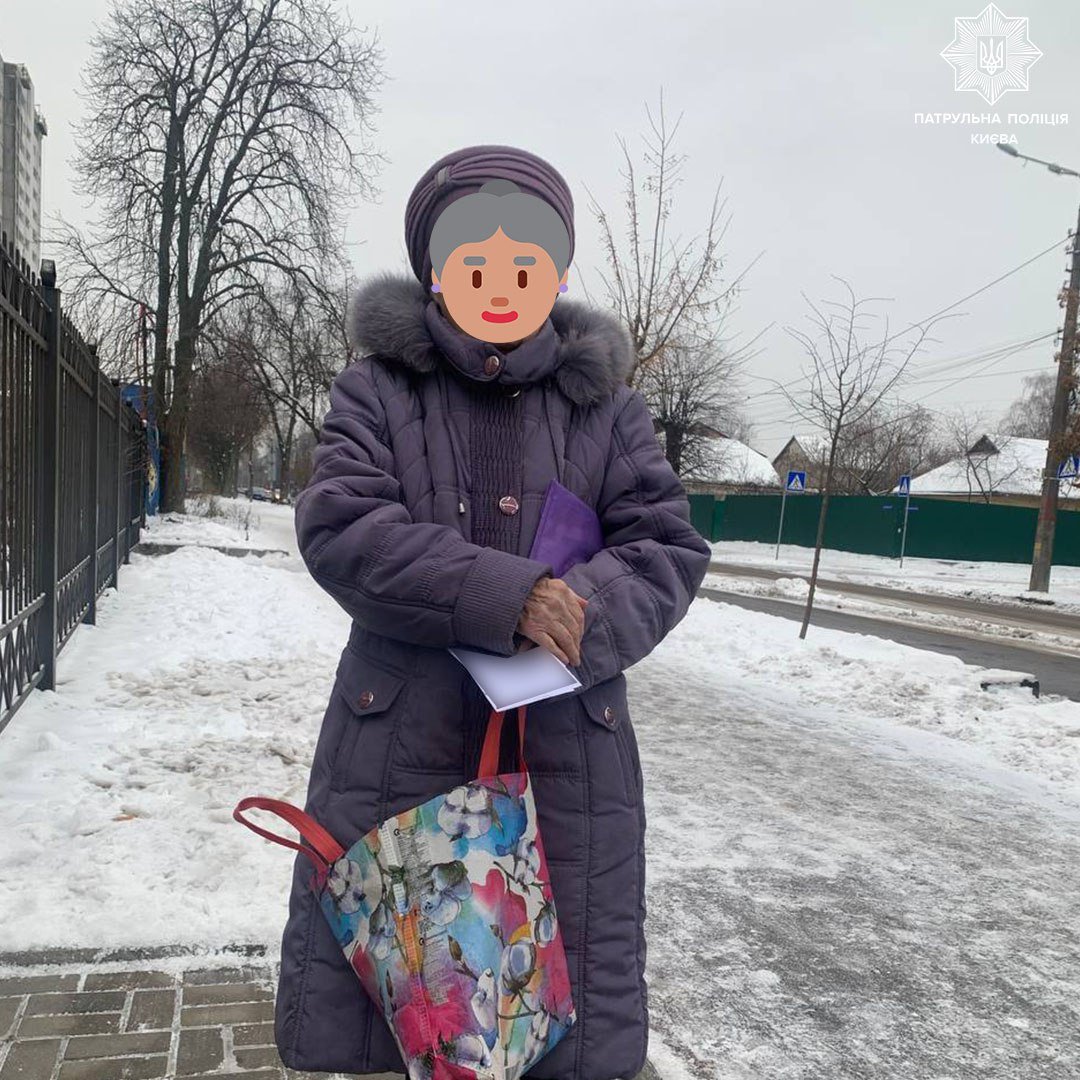 Патрульні допомогли бабусі