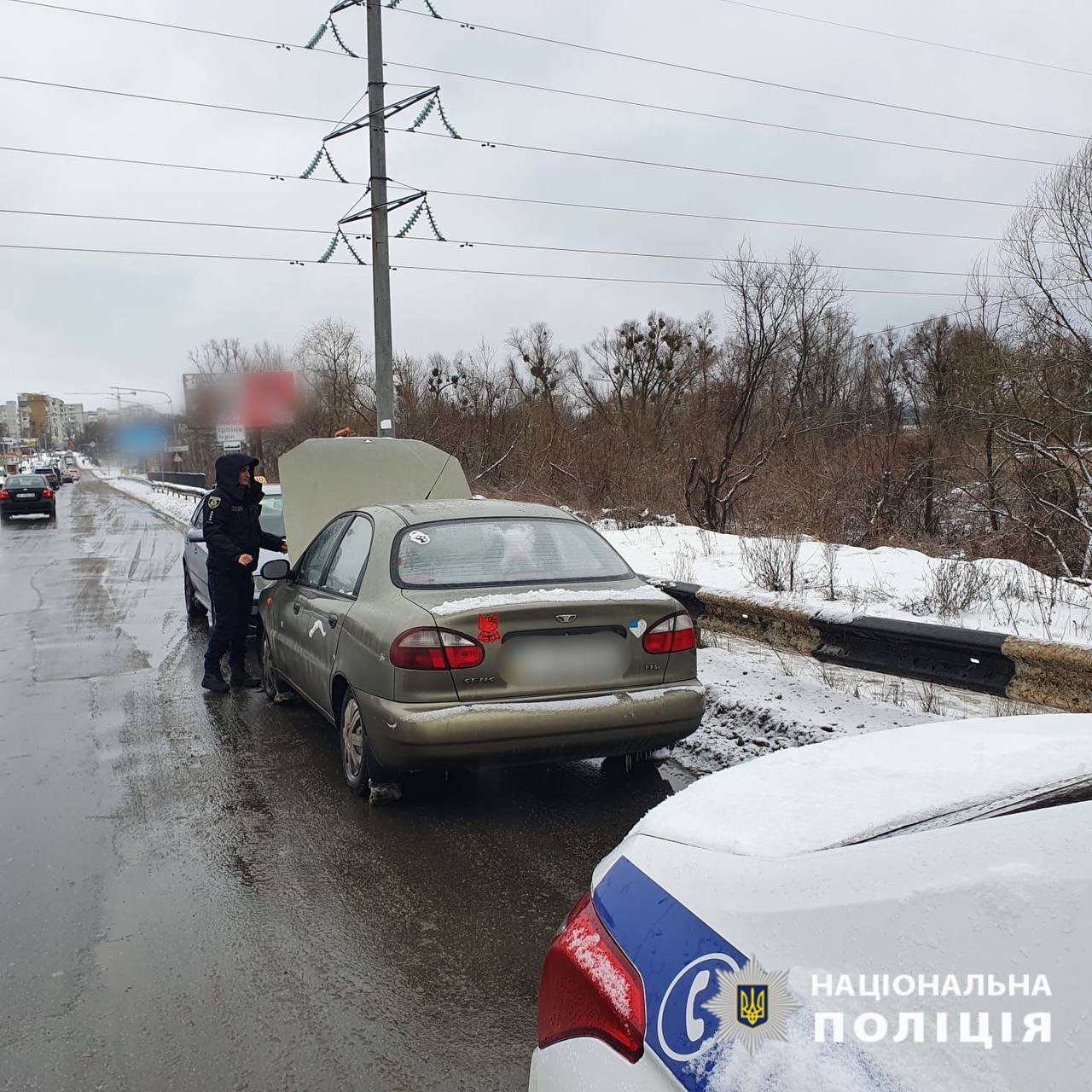 Патрульні допомогли водійці авто