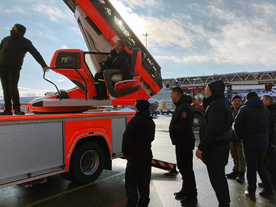 Київські рятувальники отримали нову 42-метрову автодрабину