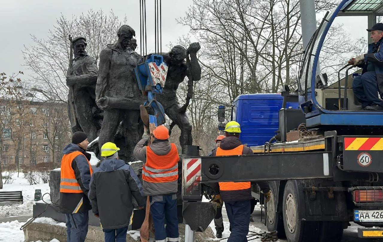 У Києві демонтували ще один радянський памʼятник