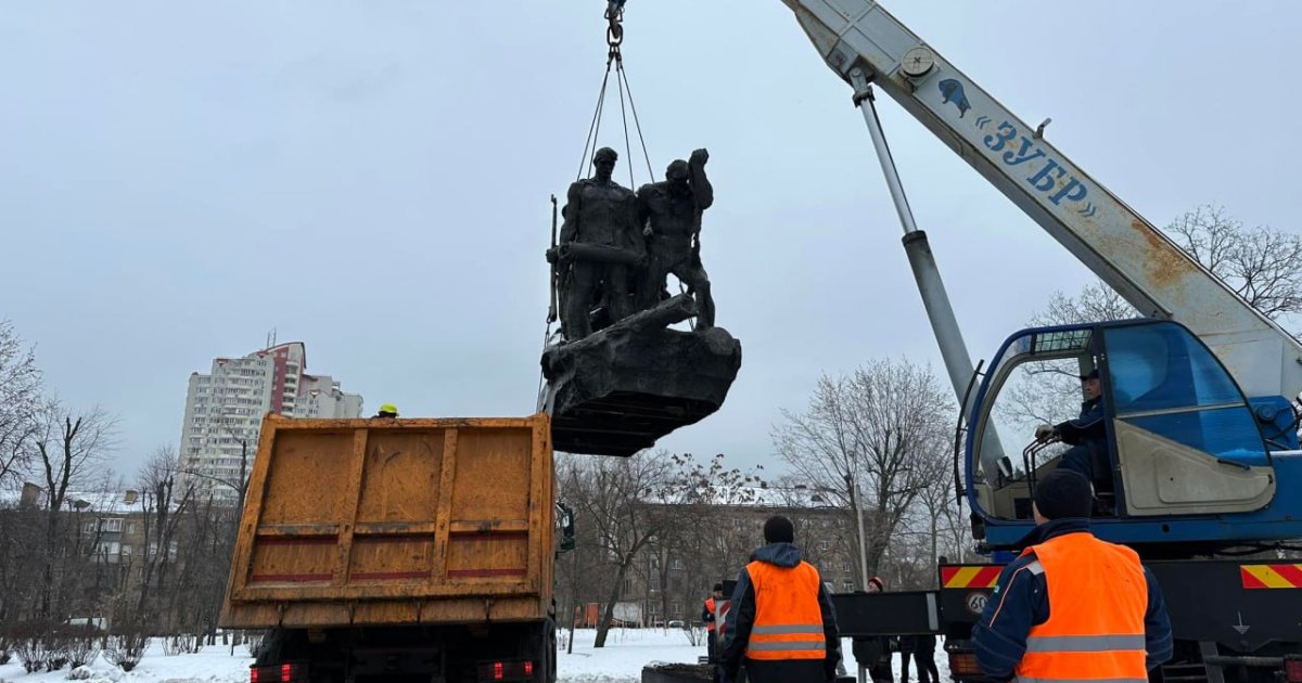 У Києві демонтували ще один радянський памʼятник