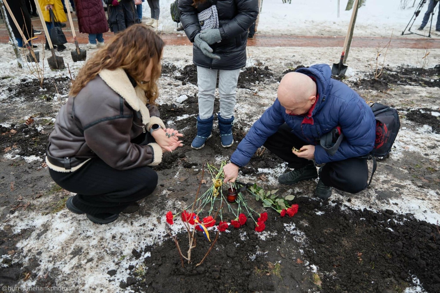 Містяни висадили у київському парку калину в памʼять про загиблих Оленівці