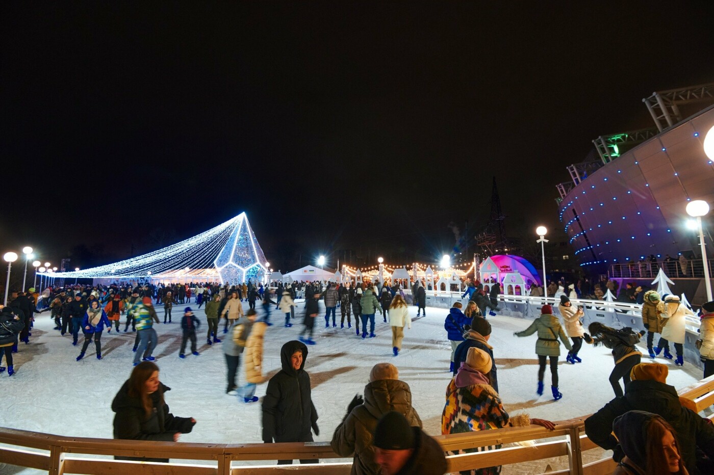 Новорічне містечко біля ТРЦ River Mall