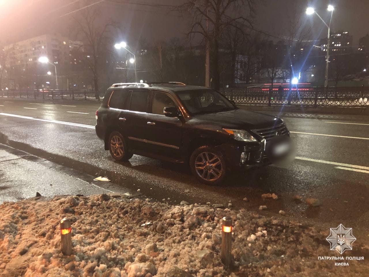 У столиці водій Lexus протаранив поліцейське авто