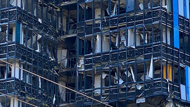 Пошкоджений внаслідок обстрілу хмарочос 