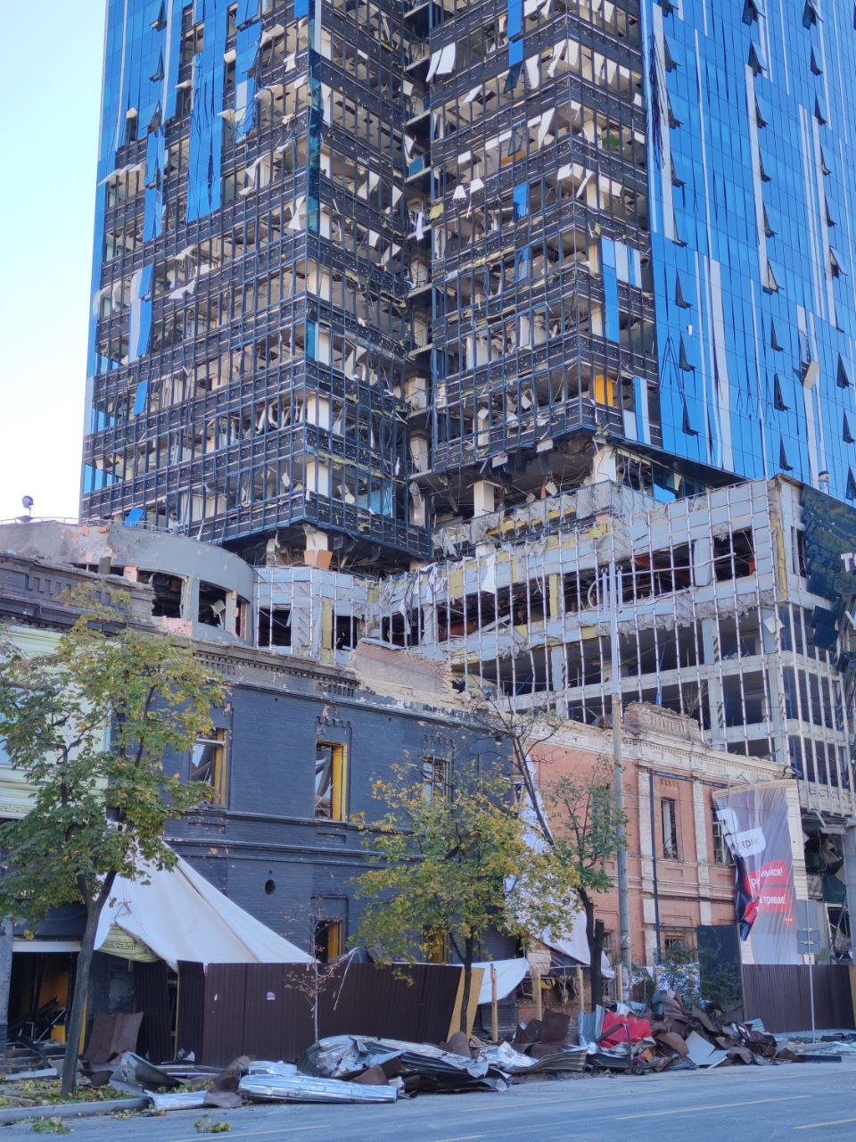 Пошкоджений внаслідок обстрілу хмарочос 