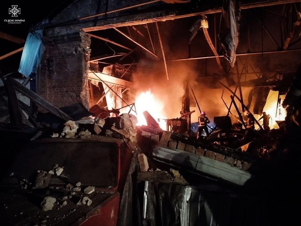 ДСНСники ліквідовують наслідки обстрілу по Київщині