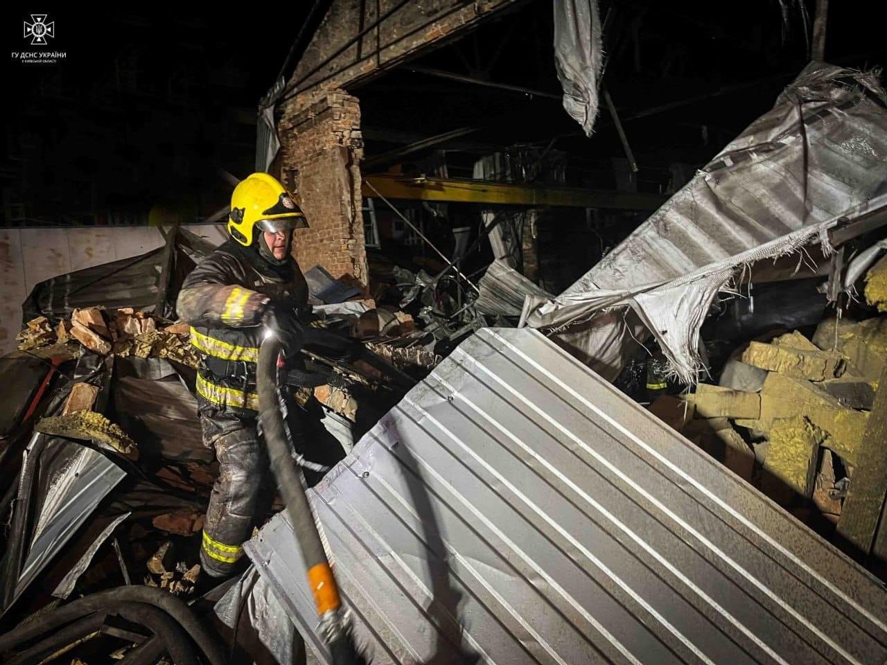 ДСНСники ліквідовують наслідки обстрілу по Київщині