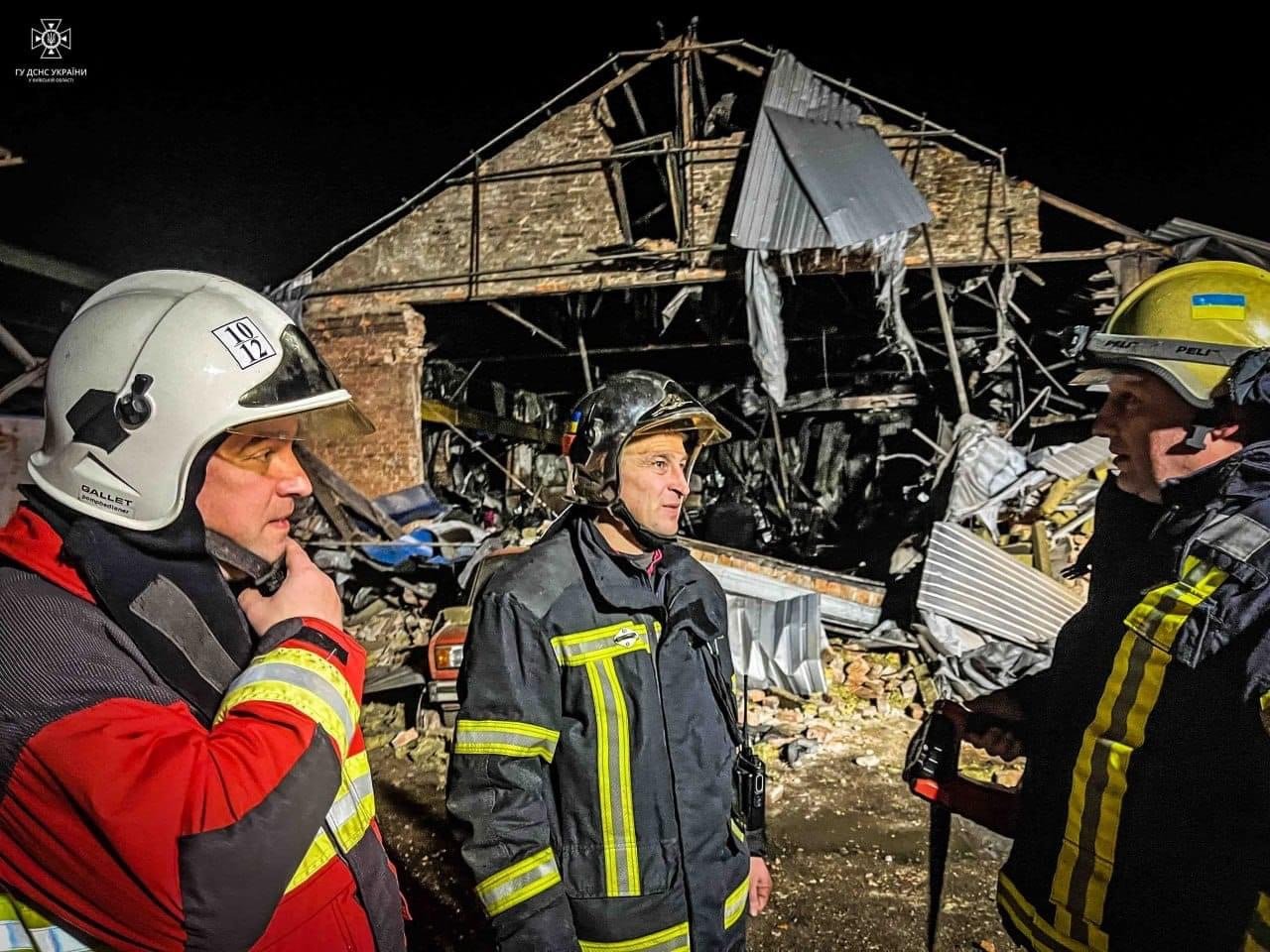 ДСНСники ліквідовують наслідки обстрілу по Київщині