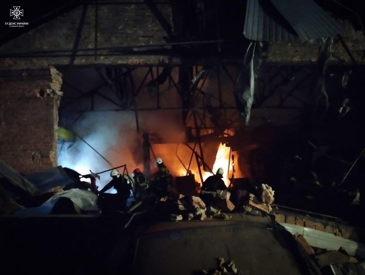 ДСНСники ліквідовують наслідки обстрілу по Київщині