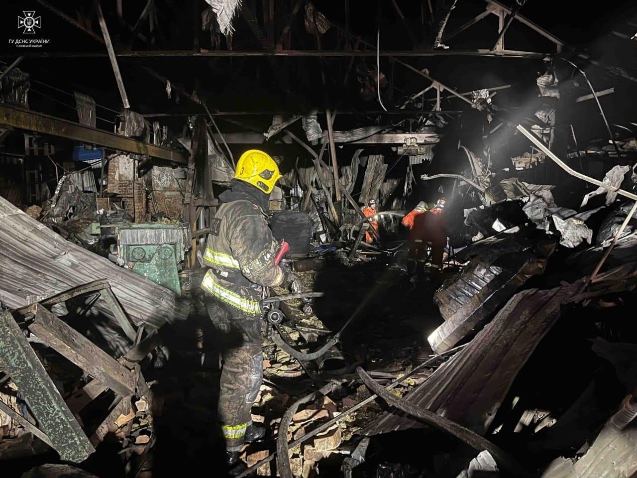 ДСНСники ліквідовують наслідки обстрілу по Київщині