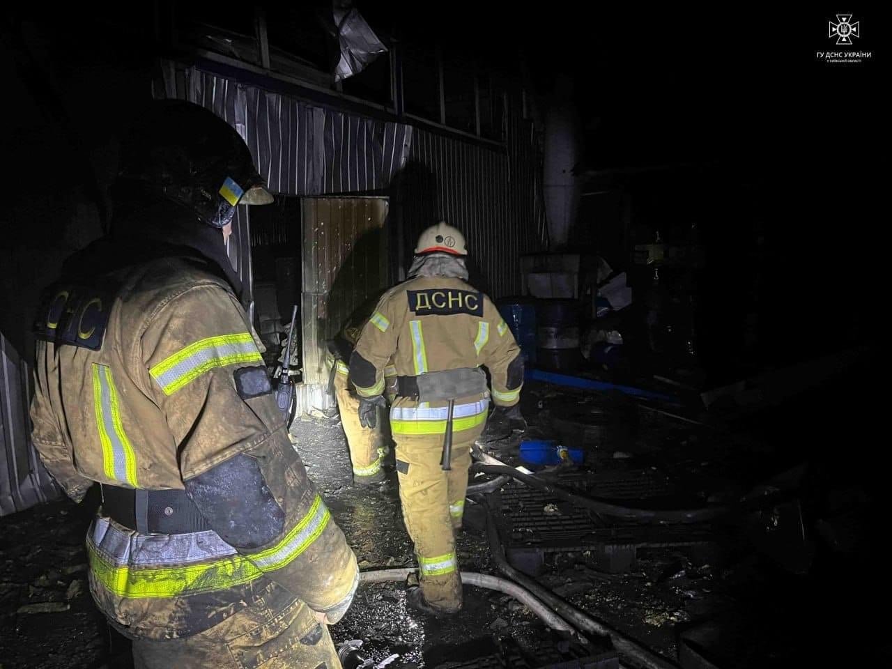 ДСНСники ліквідовують наслідки обстрілу по Київщині
