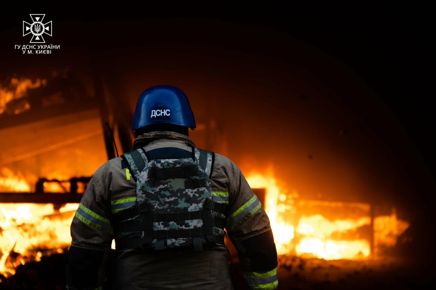 У столиці рятувальники ліквідовують наслідки ворожого обстрілу