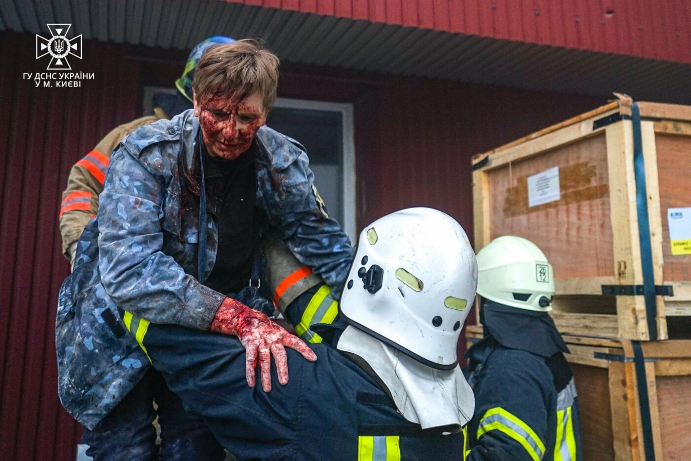 У столиці рятувальники ліквідовують наслідки ворожого обстрілу