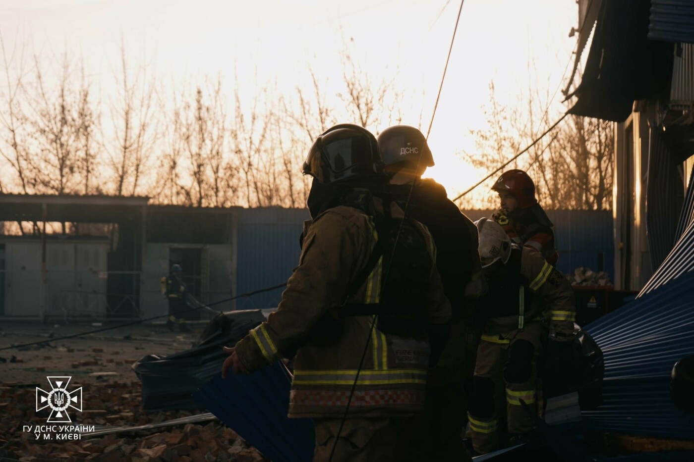 У столиці рятувальники ліквідовують наслідки ворожого обстрілу