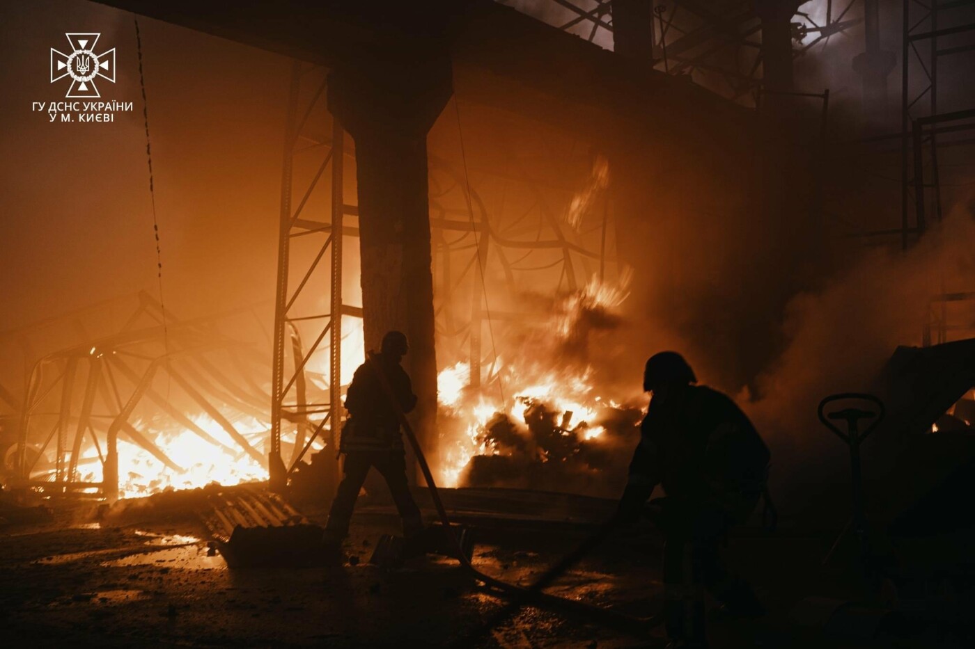 У столиці рятувальники ліквідовують наслідки ворожого обстрілу