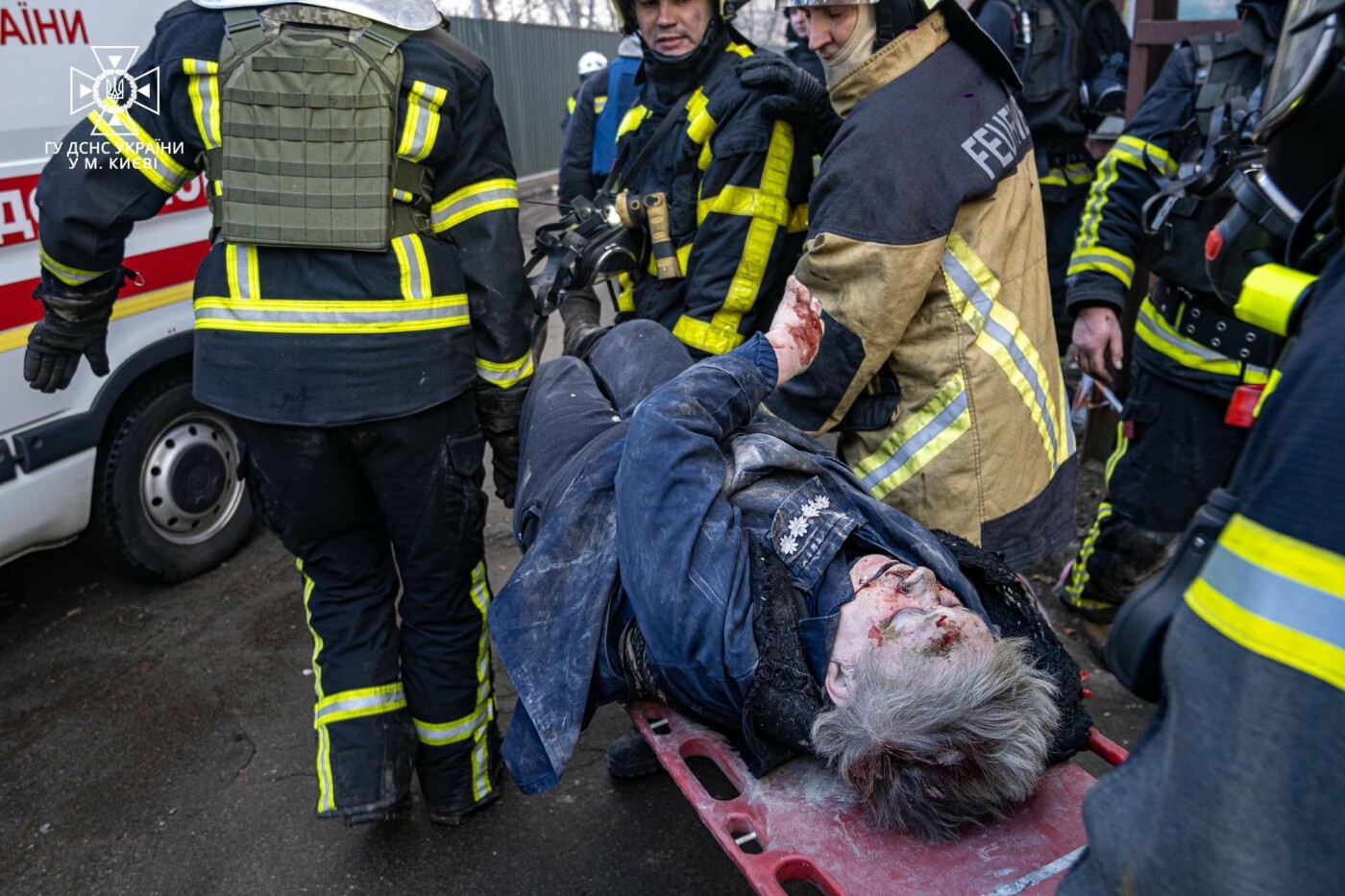 У столиці рятувальники ліквідовують наслідки ворожого обстрілу