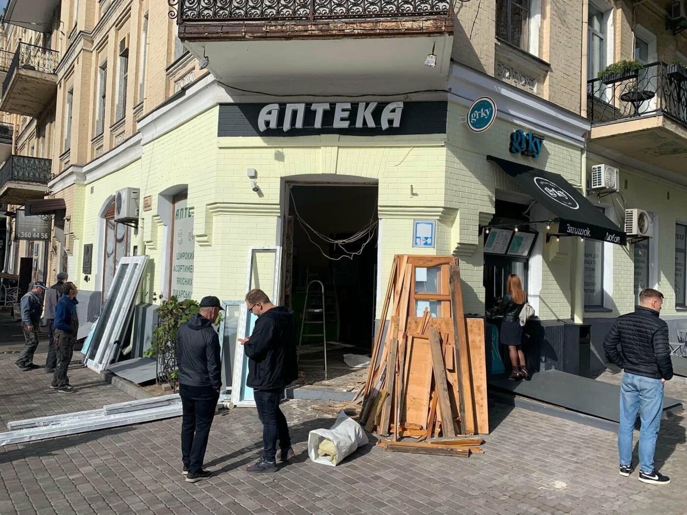 У Києві відреставрували двері найстарішої аптеки міста