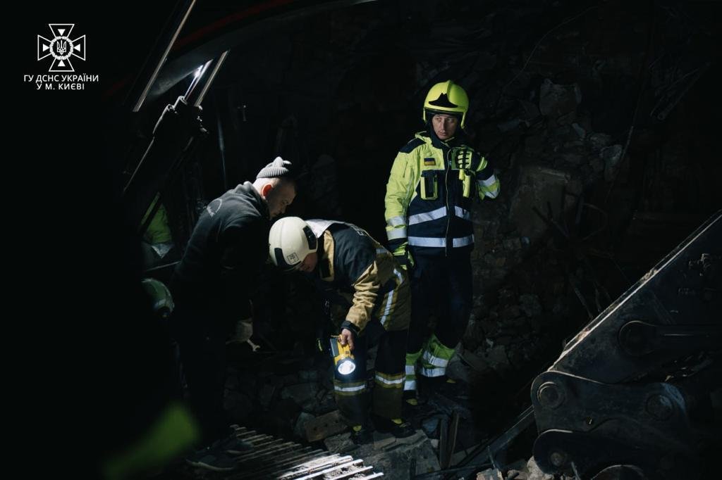 В Києві продовжують розбирати завали після удару росіян