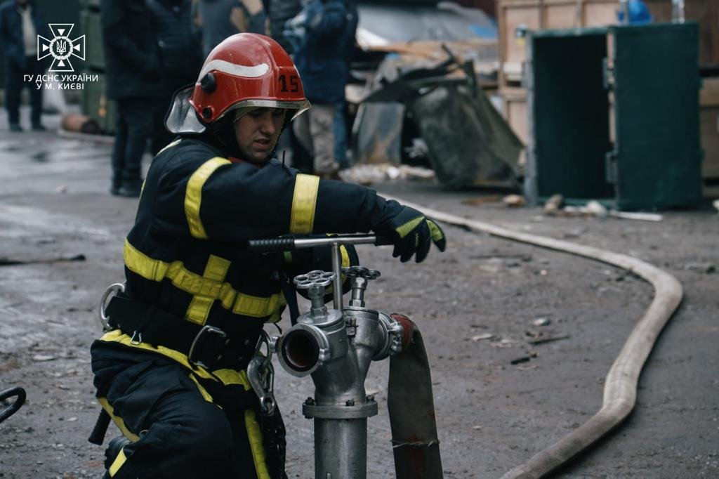 В Києві продовжують розбирати завали після удару росіян
