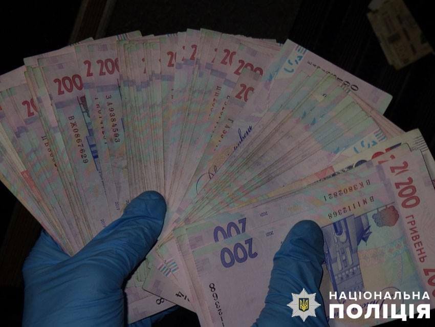 У столиці затримали двох нападників, які пограбували киянина