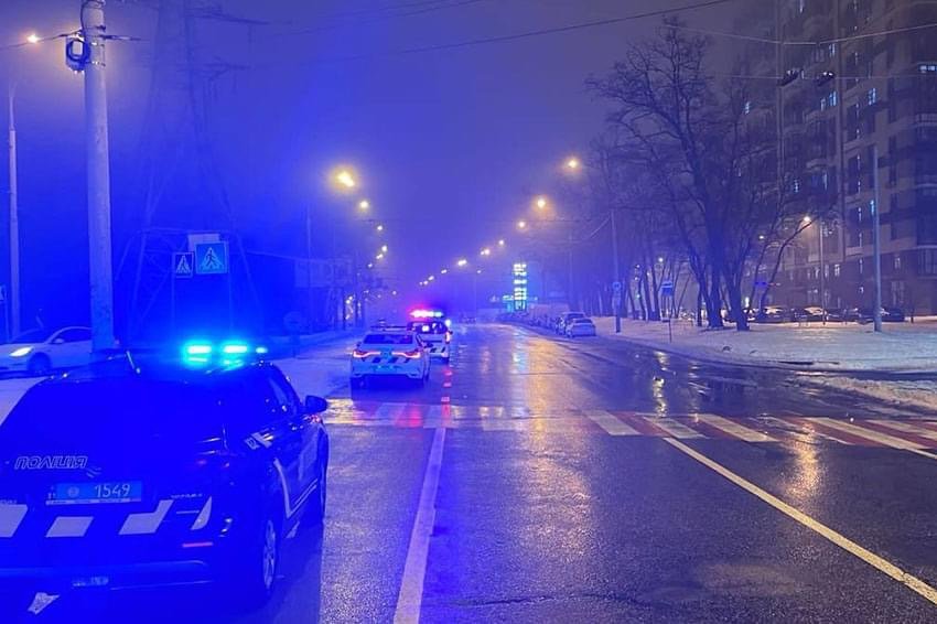 У столиці нетверезий водій збив жінку на переході та втік