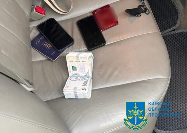 У столиці викрили податківця, який вимагав від власника АЗС щомісячну данину