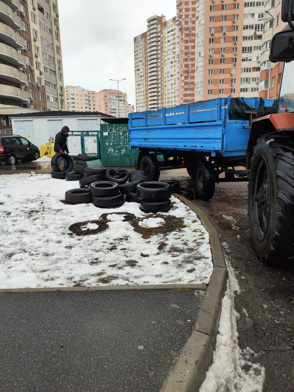 У столиці з вулиць прибрали сотні використаних шини
