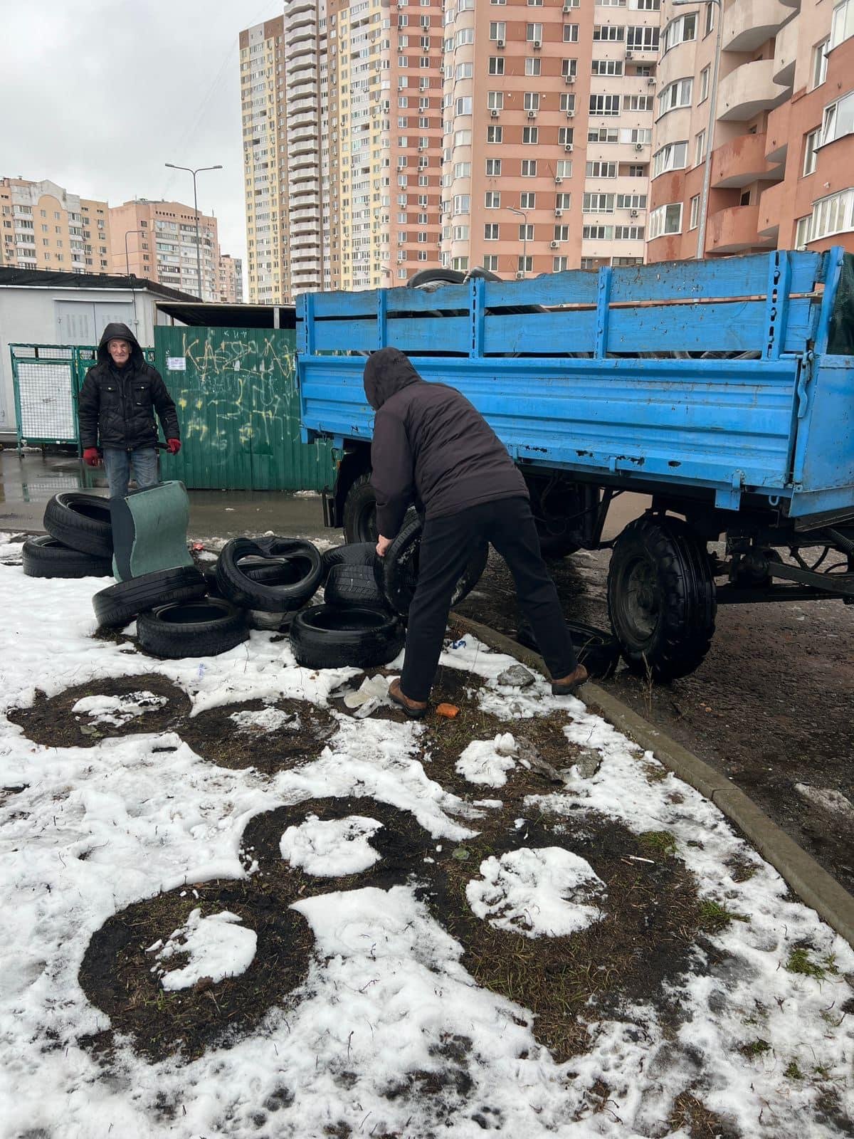 У столиці з вулиць прибрали сотні використаних шини