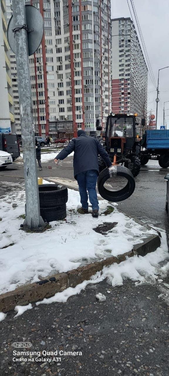 У столиці з вулиць прибрали сотні використаних шини