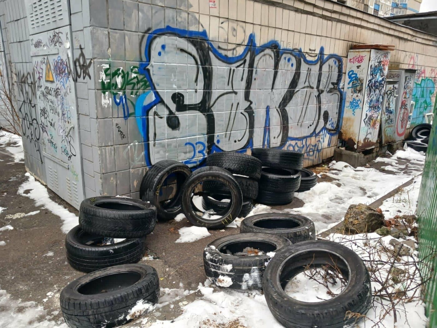 У столиці з вулиць прибрали сотні використаних шини