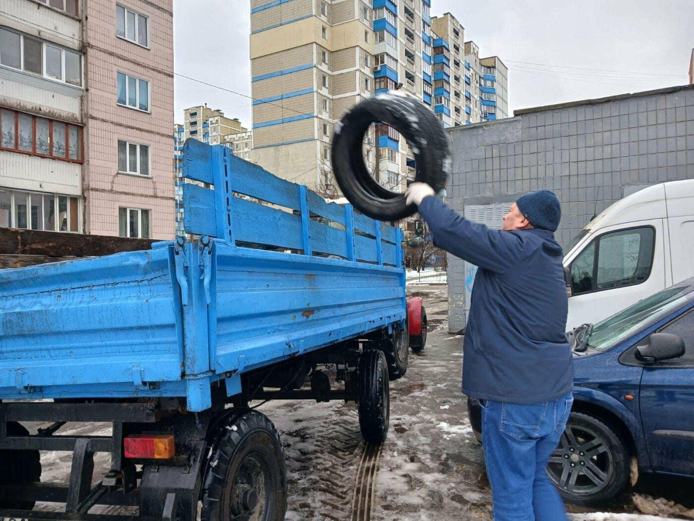 У столиці з вулиць прибрали сотні використаних шини