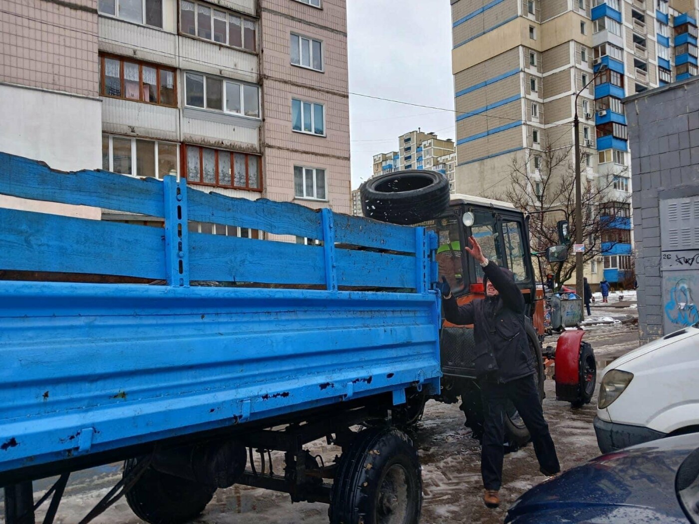 У столиці з вулиць прибрали сотні використаних шини