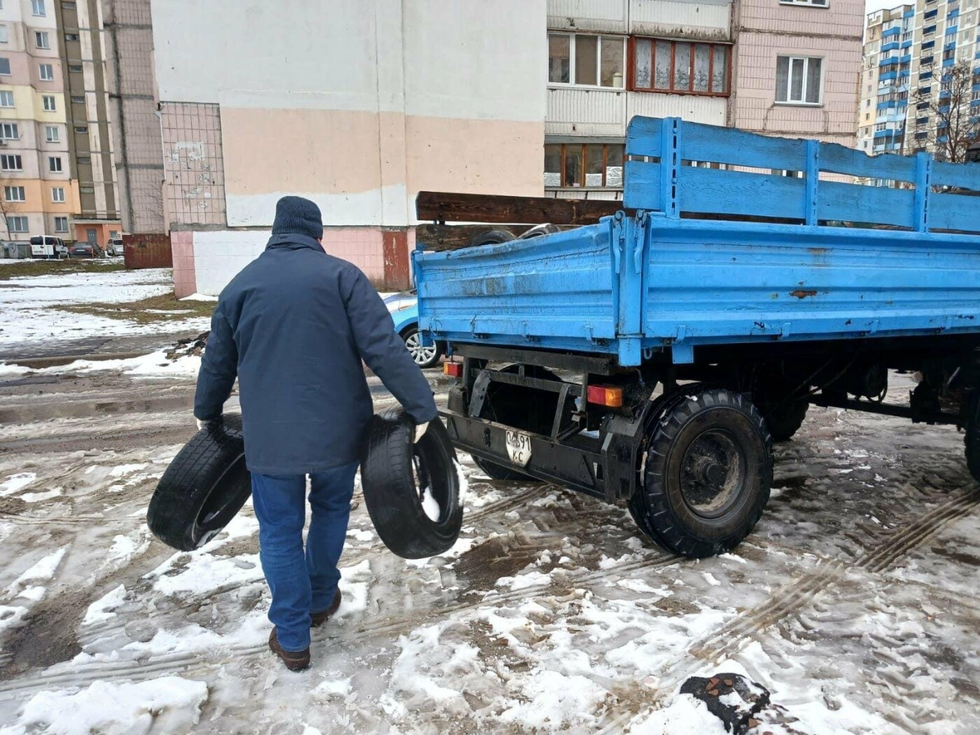 У столиці з вулиць прибрали сотні використаних шини