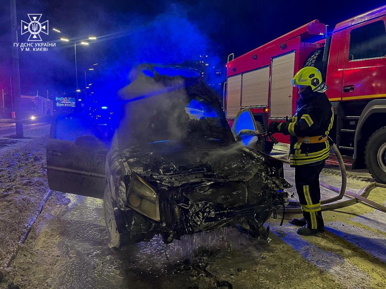 У столиці спалахнула автівка