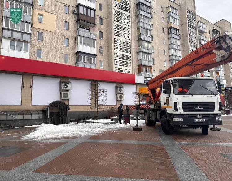 В Ірпені прибирають незаконні вивіски