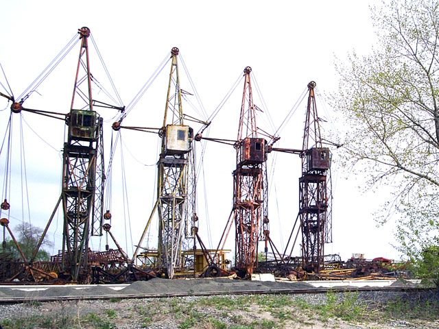 Кладовище підйомних кранів у Києві