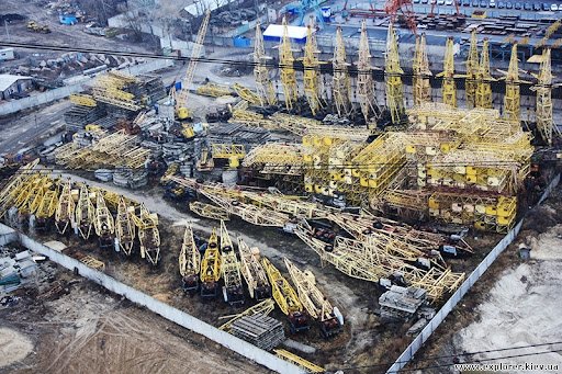 Кладовище підйомних кранів у Києві