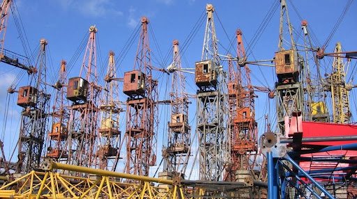 Кладовище підйомних кранів у Києві
