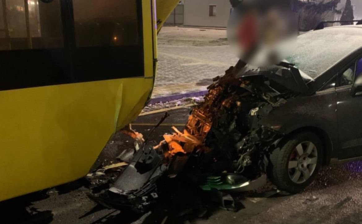 У столиці легковик врізався в маршрутку