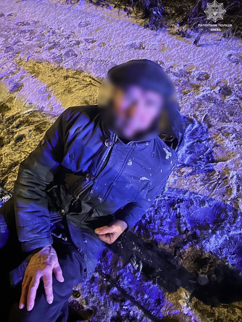 У Києві допомогли дідусю, який потрапив у біду