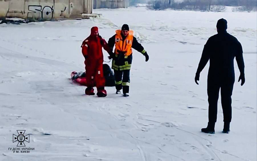 У Києві рятувальники дістали з-під криги чоловіка