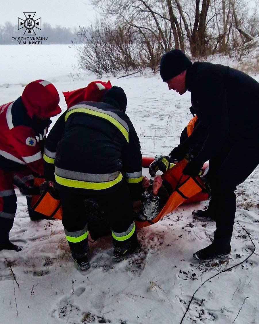 У Києві рятувальники дістали з-під криги чоловіка