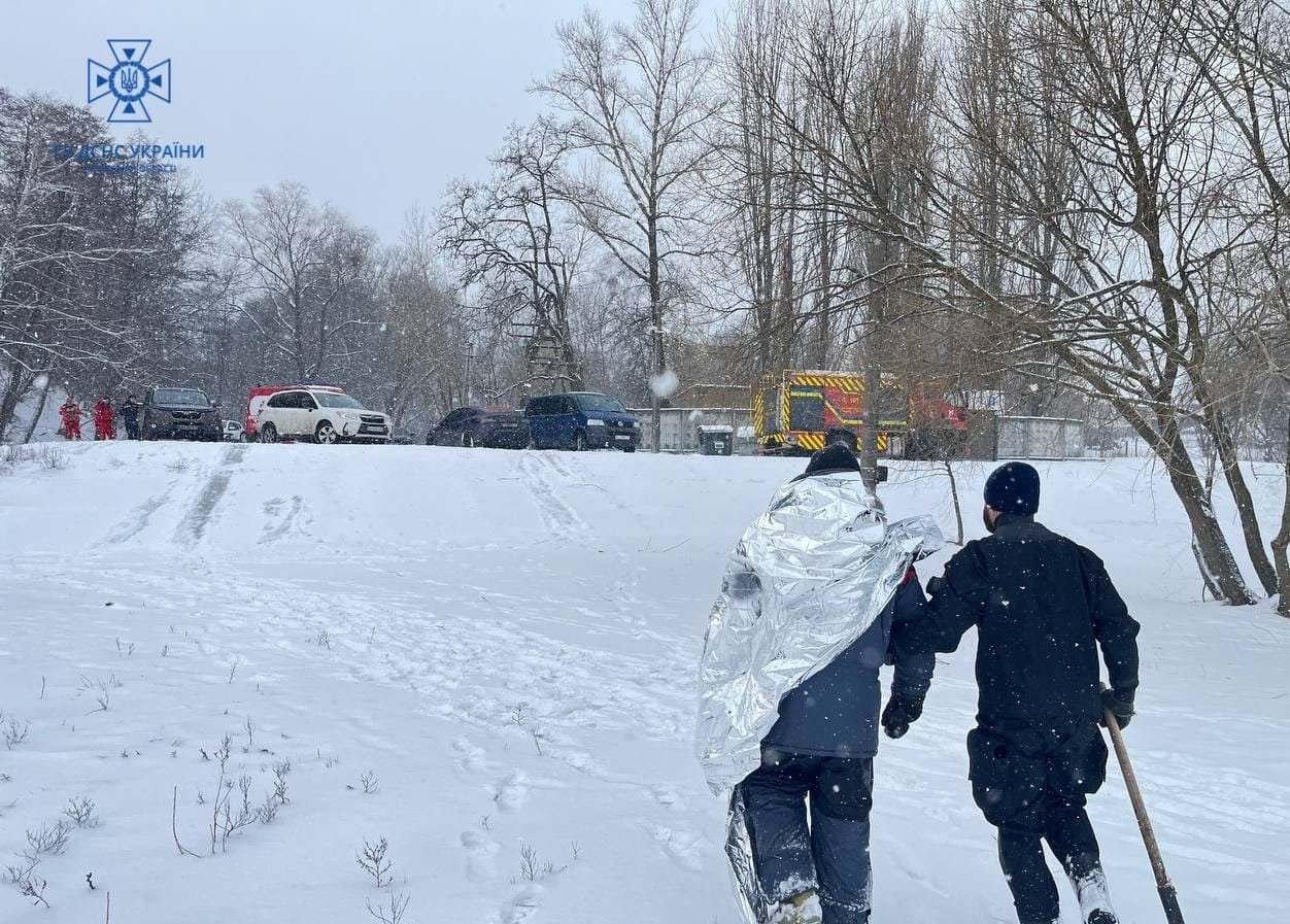Рятувальники допомогли рибалці, який провалився під лід